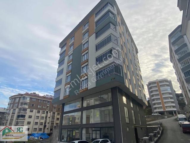 Akçaabat Yaylacık'ta 400m² Köşe Başlı Kiralık 3 Katlı Dükkan
