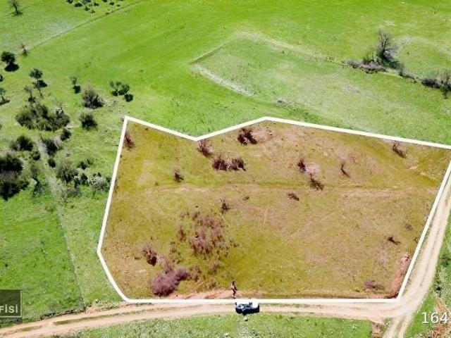 AKÇAOVADA İMARA YAKIN, KONUMDA 5.437 M2 SATILIK ARAZİ