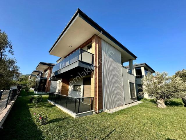 Akçay Ay Emlaktan Tahtakuşlarda Denize 300 M Yeşillikler İçerisinde Huzur Bulacağınız 4+1 Villa