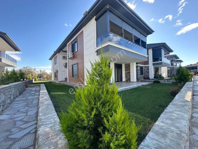 ꧁akçay Ay Emlak'tan꧂güre'de Yüzme Havuzlu Lüks Site İçinde Bahçe Kullanımlı Kiralık 2+1 Lüks Daire