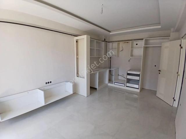 Akçay Emlak'tan Akşehir Gazi Mahallesi Hakim Lojmanları Civarında Ara Kat Sıfır Satılık 1+1 Daire