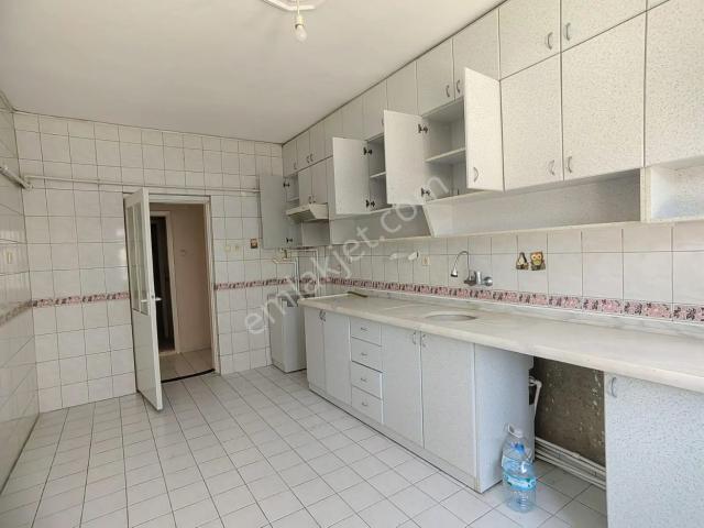Akçay Emlak'tan Akşehir Koşuyolunda Mualla Nigar Ortaokulu Civarı Asansörlü Kiralık 3+1 Daire