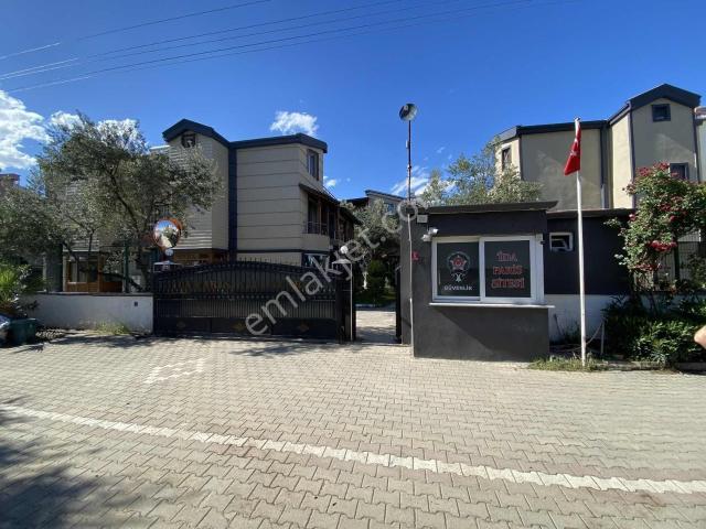 Akçayın En Prestijli Sitesinde Masrafsız Özel Tasarımlı Villa