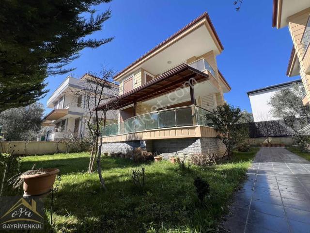 Akçay Oya Gayrimenkul'den Fenerde 3+1 Denize 400m Müstakil Villa