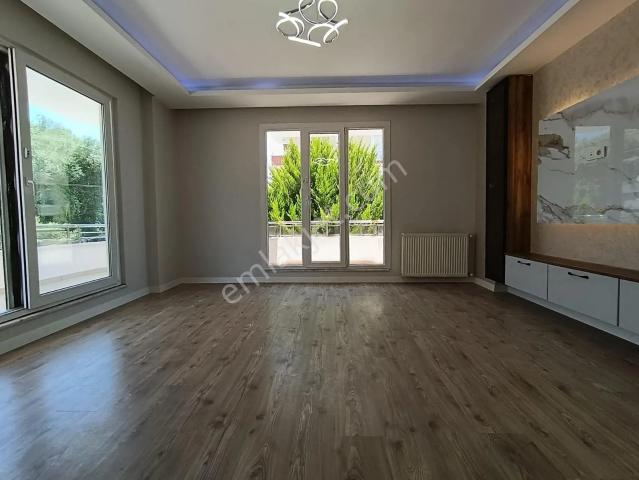 Akçayda Doğalgazlı Ebveyn Banyolu Büyük Balkonlu Ayrı Mutfak 2+1