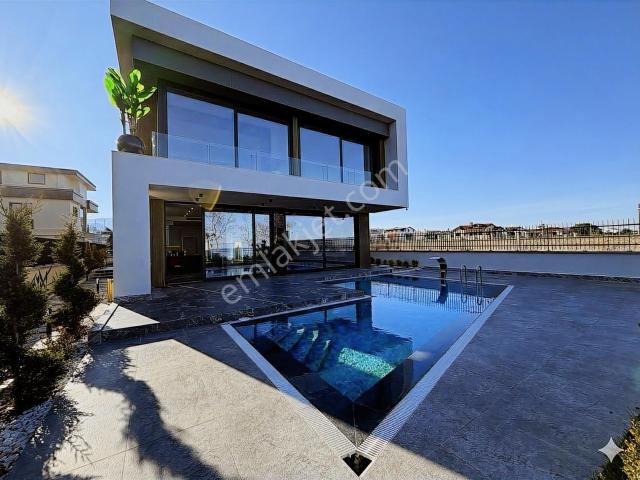 Akıllı Ev Sistemli Denize Sıfır Özel Havuzlu Villa