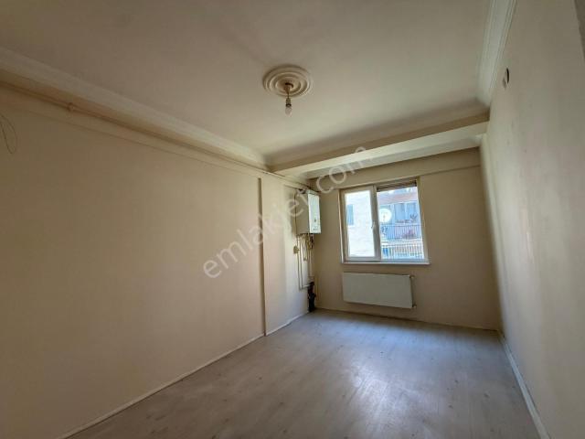 Akademi Emlak'tan Cadde Yakını Geniş Kiralık 1+1
