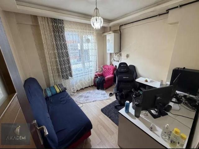 Akademi'den Ara Kat Asansörlü 13.500 Tl Kiracılı Satılık 1+1