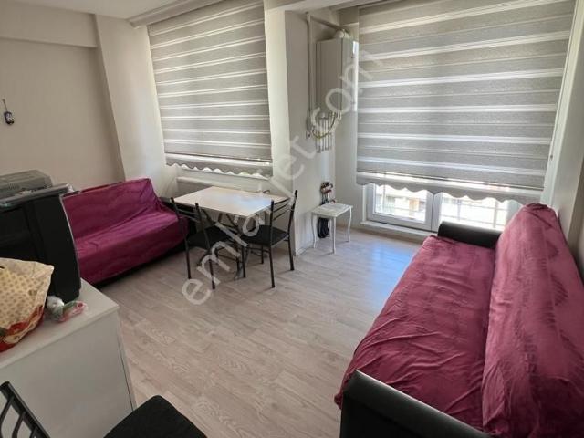 Akademi'den Cadde Yakını Ayrı Mutfaklı Eşyalı Kiralık 1+1