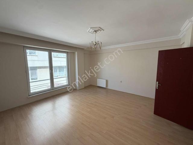 Akademi'den Cadde Yakını Ara Kat Balkonlu Geniş Kiralık 2+1