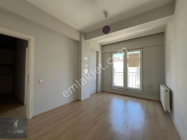 Akademi'den Cadde Yakını Asansörlü Ön Cephe Geniş Kiralık 1+1