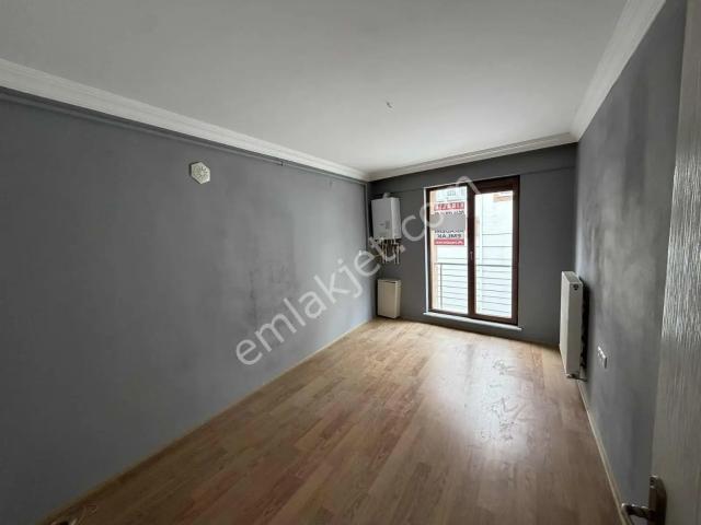 Akademi'den Capella Yakını Sokak Cepheli Geniş Kiralık 1+1