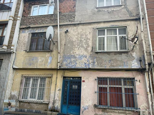 AKARCA EMLAK'TAN NAMIK KEMAL MAH.1+1 3 KAT'LI BİNANIN YARISI YATIRIMLIK BİNA