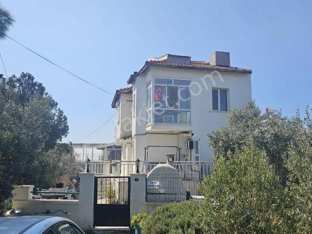Akarca Mahallesi'nde Deniz Manzaralı Satılık 5+1 Tripleks Villa