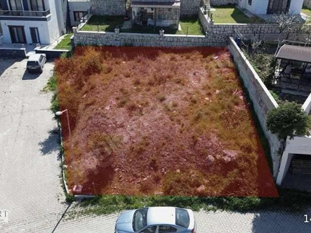 AKARCA'DA SİTE İÇERİSİNDE GÜZEL KONUMDA KÖŞE PARSEL ARSA !