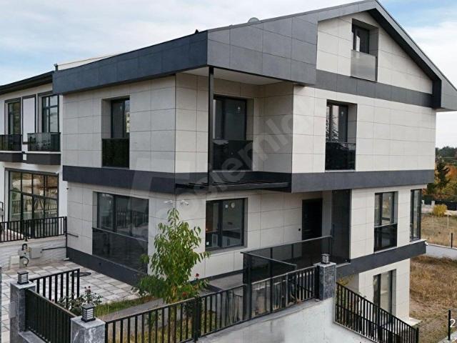 AKARSU EMLAK'TAN İNCEK'TE YENİ, MODERN MİMARİLİ, HAMAMLI, 4+2+6 BANYOLU LÜKS VİLLA, OTURUMA HAZIR