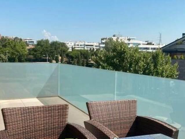 AKASA Alquila en Pozuelo ESPECTACULAR ÁticoDúplex de 3 dormitorios CALIDADES Urbanización de luj