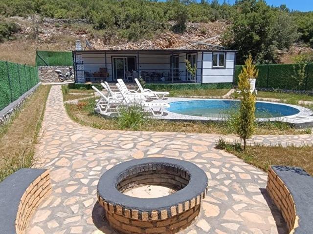 AKBÜK KOYU'NA 19 KM, AKYAKA PLAJINA 29 KM, İÇİNDE 2 ADET TİNY HOUSE OLAN SATILIK FIRSAT TARLA