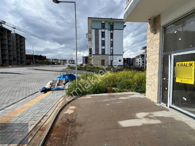 Akgedik Zeki Emlak'tan 4. Etap'ta Kiralık 110 M² Dükkan