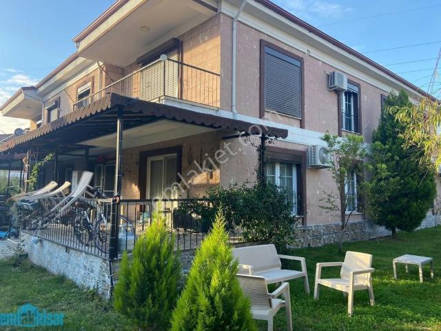 Akhisar Medar'da Yüzme Havuzlu Satılık 4+1 Triplex Villa