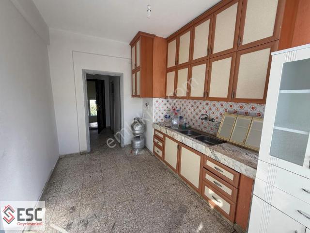 Akkent'te Merkezde, Geniş 3+1 Satılık Daire Fırsatı Esc2369