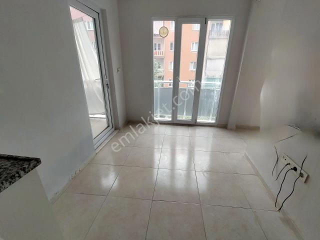 Akkonakda Aile Binasında Eşyasız 50m2 2+1 Kiralık Daire