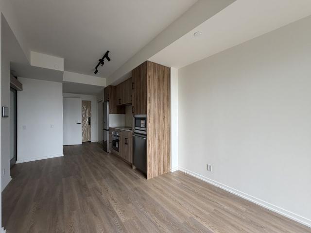 AKRA CONDOS: Mount Pleasant Rd & Erskine Ave 109 Erskine Ave. AD#1001006