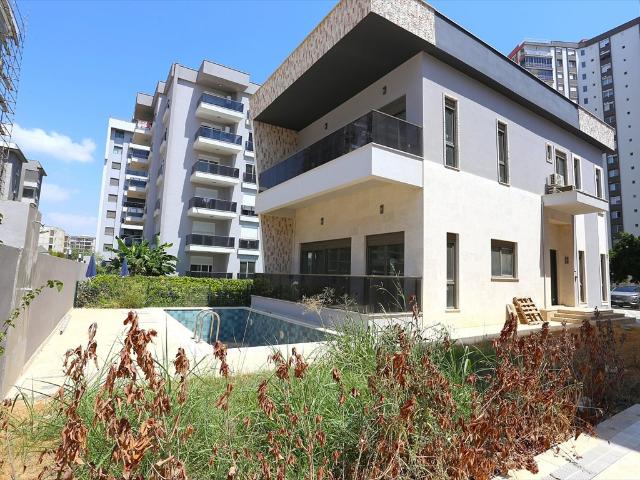 Luksusowa willa z basenem i ogrodem w Aksu Antalya