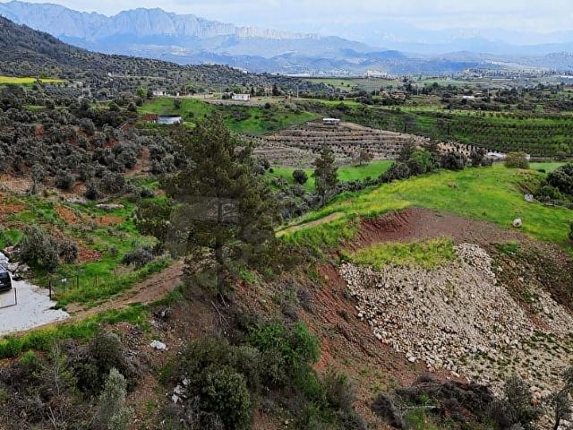 Aksu Karaöz'de 1180m2 Mükemmel Manzaralı Tarla