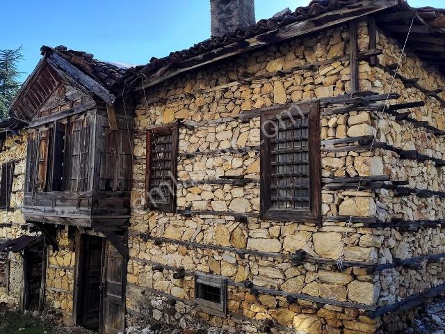 Akseki Büyükalan'da Düğmeli Ev Mimarisi İle Tarihi Taş Konak