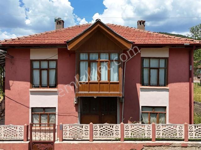 Aksekinin İncisi Cevizli'de Satılık 7+2 Tarihi Düğmeli Taş Ev