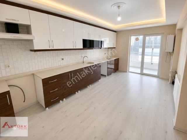 /aktürk Emlak/*cadde Üstünde 150m2 Çift Balkonlu 4+1 Daire