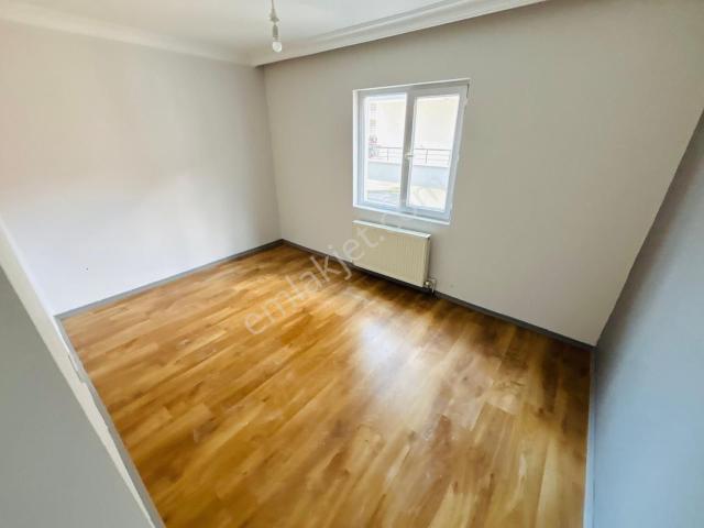 Aktif Emlak'tan Satılık Ara Katta Asansörlü Yapılı 3+1 Daire !
