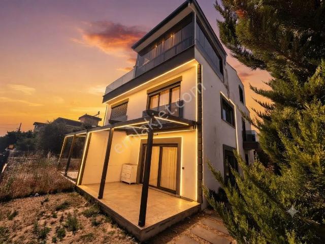 Aktif'ten Akçay Merkez'de Yerden Isıtmalı Kiralık 4+1 Villa