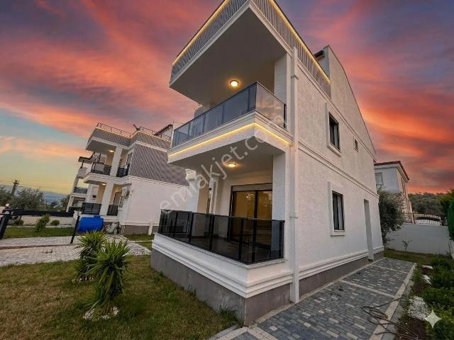 Aktif'ten Avcılar'da Satılık Deniz Manzaralı Harika Bağımsız Otoparklı 5+1 Villa