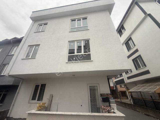 Akyazı Mah. Sahil Mevkii Satılık Giriş Kat Balkonlu Daire