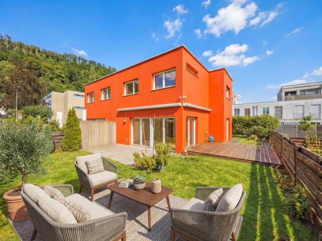 AKZENTSTARKE DOPPELHAUSHÄLFTE IN BRUGG