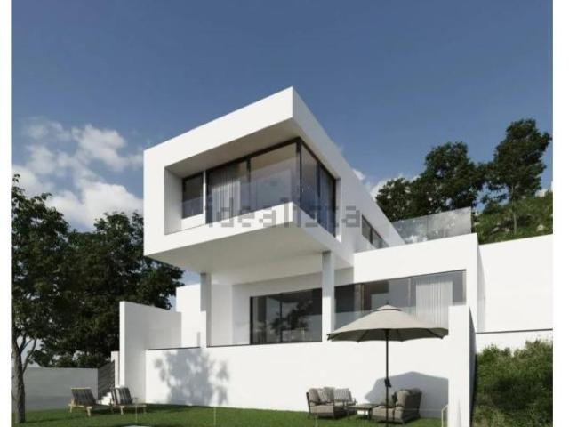 ¡Ahórrate 1 año de papeleo! Terreno de 966m2 con PROYECTO APROBADO y LICENCIA VIGENTE en la mejor urbanización de Sant Fost