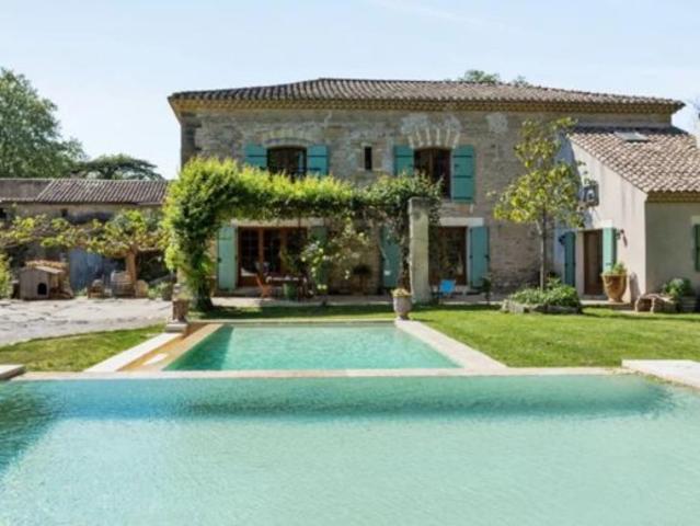 Aimargues, mas en pierre 306m² sur 1960m² avec piscine
