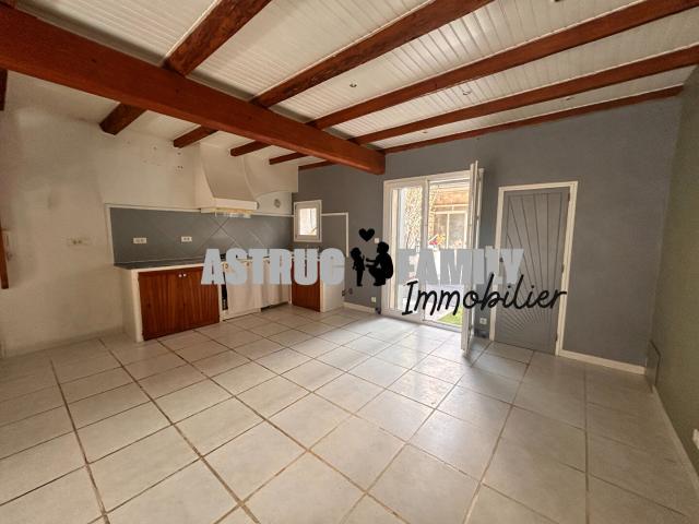 Aigues Morte PROCHE REMPARTS MAISON DE VILLE 3 chambres + 1 bureau COUR et GARAGE