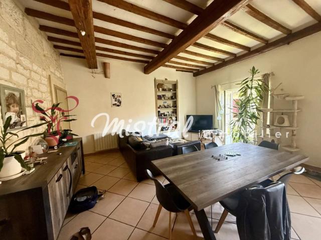 AIGUES MORTES IMMEUBLE 3 APPARTEMENTS INTRA MUROS AVEC TERR