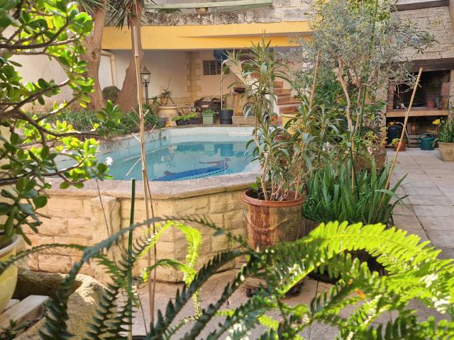 AIGUES MORTES, VIAGER OCCUPE GRAND APPARTEMENT GARAGE PISCINE