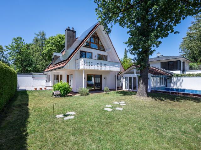 AIGNER Charmante Doppelhaushälfte mit Gartenparadies in begehrter Lage von Gräfelfing