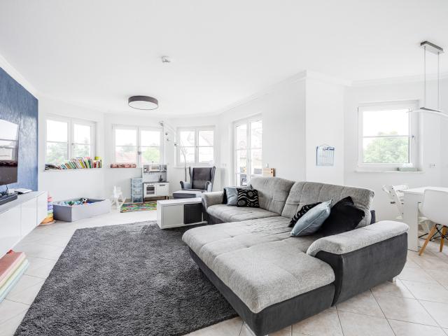 AIGNER Großzügige, gepflegte und ruhige 4 Zimmer Wohnung mit drei Balkonen