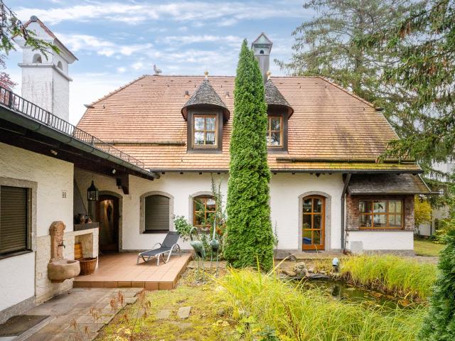 AIGNER Großzügiges Einfamilienhaus mit schönem Garten in sehr zentraler Lage in Neufahrn!