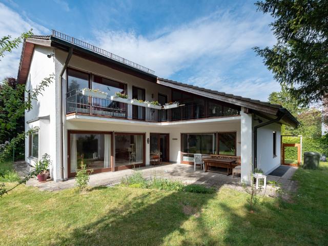 AIGNER Großzügiges freistehendes Haus im Mid Century Stil mit Gartenparadies