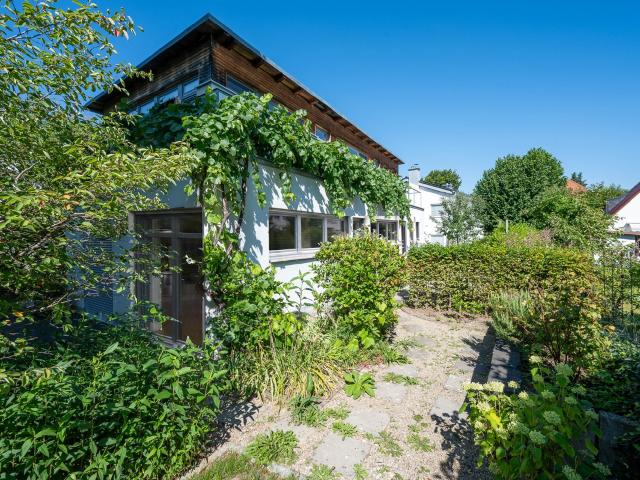 AIGNER Freistehendes Architektenhaus im Bauhausstil