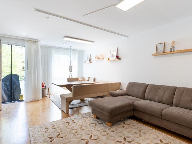 AIGNER Komfortables Wohnen im Grünen: Helle 3 Zimmer Wohnung mit schönem Südbalkon!