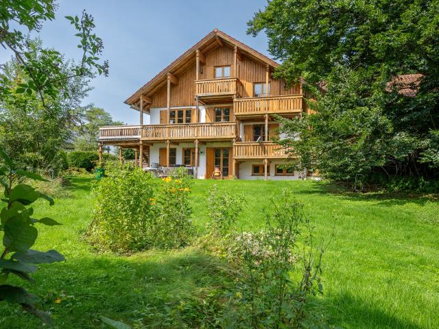 AIGNER Landhausstil Einfamilienhaus mit Einliegerwohnung in Grafrath