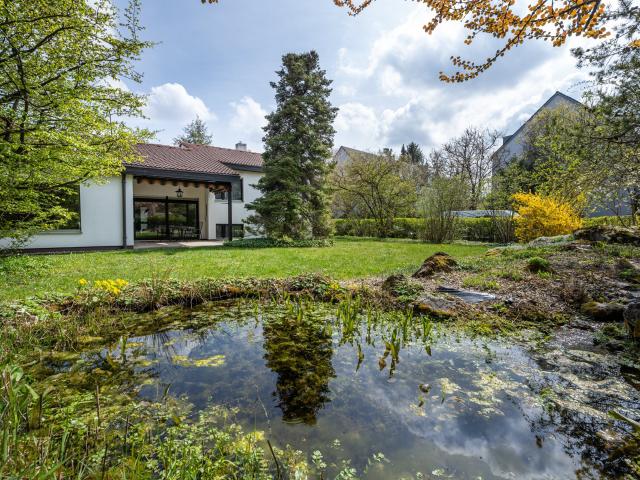 AIGNER Sonnenverwöhntes Reiheneckhaus mit idyllischem Südwestgarten nahe München Großhadern